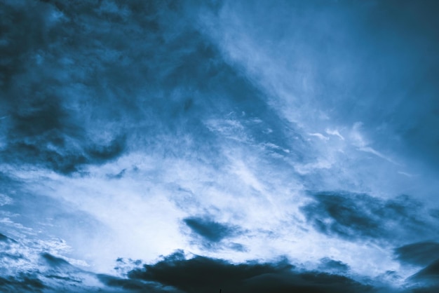Dramatyczne abstrakcyjne chmury i błękitne niebo