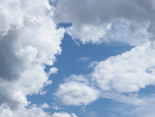 Dramatyczne błękitne niebo z chmurami w tle