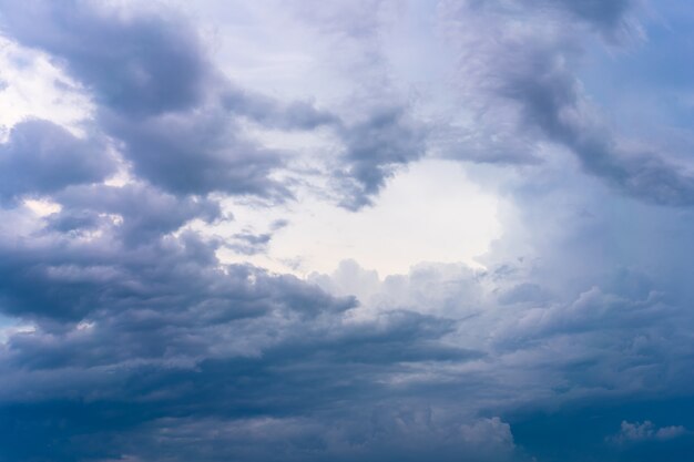Dramatyczne chmury na tle nieba Ciężkie deszczowe chmury Piękna chmura Niebieskie kolory
