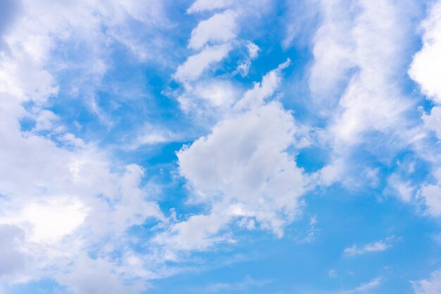 Dramatyczne chmury na tle nieba Ciężkie deszczowe chmury Piękna chmura Niebieskie kolory