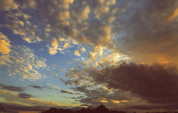 Dramatyczne chmury zachód słońca niebo ze słońcem ustawienie stonowanych obrazu