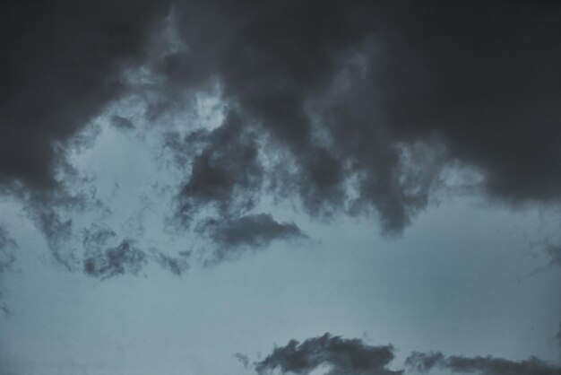 Dramatyczne Cloudscape Naturalne Tło. Abstrakcyjny Charakter Tła Atmosfery. Dramatyczne Tło Niebo I Chmury Kolorowe W Czasie Zmierzchu. Skopiuj Miejsce Na Stronę