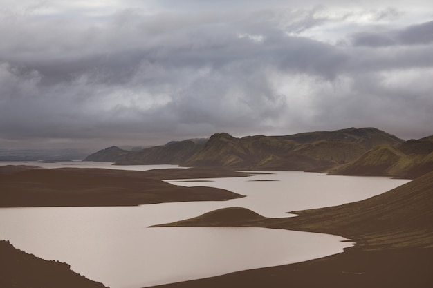Dramatyczne górskie krajobrazy na Islandii