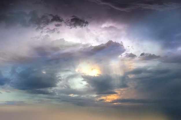 dramatyczne niebo i chmury burzowa pogoda w nocy