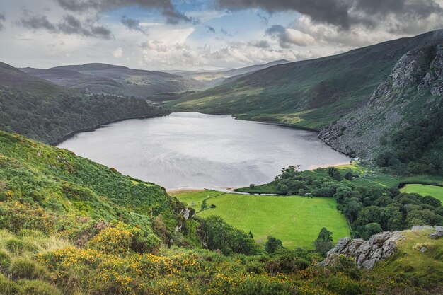 Zdjęcie dramatyczne niebo nad jeziorem tay zwanym jeziorem guinness w górach wicklow