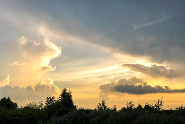 Dramatyczne Niebo Z Chmurami O Letnim Zachodzie Słońca