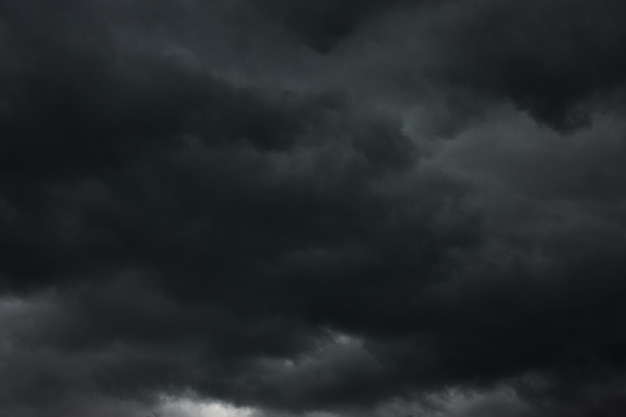 Zdjęcie dramatyczne niebo z czarnymi ciężkimi chmurami, może być używane jako tło