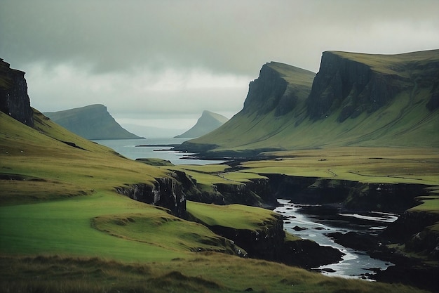 Dramatyczne piękno szkockiej wyspy Skye z nierównymi klifami i szmaragdowo zielonymi krajobrazami