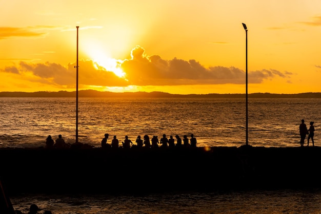 Dramatyczne pomarańczowe zachody słońca z widokiem na plażę