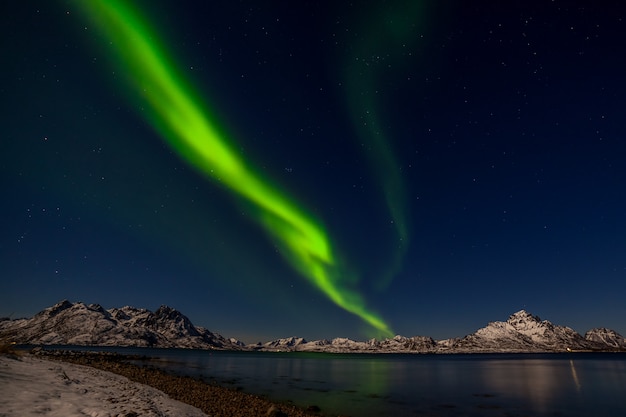 Dramatyczne światła Polarne, Zorza Polarna Nad Górami Na Północy Europy - Lofoty, Norwegia