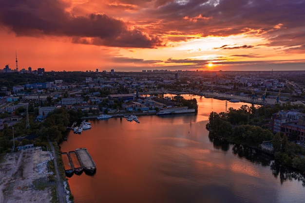 Dramatyczny kolorowy zachód słońca nad rzeką Dnipro w Kijowie na Ukrainie podróży tle