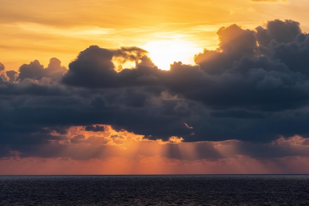 Dramatyczny kolorowy zachód słońca niebo nad Morzem Śródziemnym Cloudscape tle