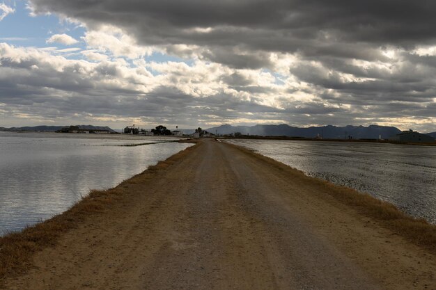 Dramatyczny krajobraz chmur nad zalanymi polami w Albufera Valencia