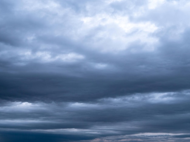 Dramatyczny Skyscape Z Ciemnymi Złowieszczymi Chmurami Burzowymi