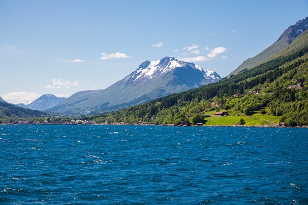 Dramatyczny, Słoneczny I Piękny Krajobraz W Hjorundfjord W Norwegii