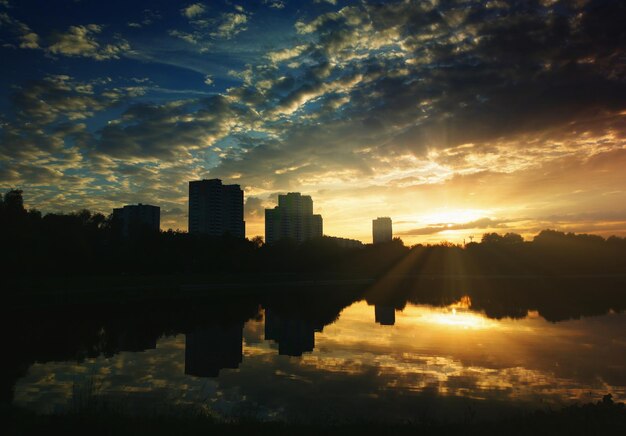 Dramatyczny zachód słońca na tle krajobrazu rzeki parku miejskiego