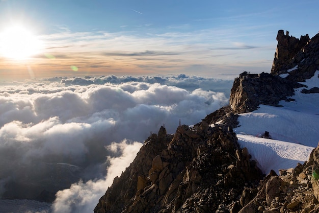 Dramatyczny zachód słońca niebo nad Rogue Alpami Widok ze schroniska Cosmique Chamonix Francja Idealny moment na alpejskich wyżynach