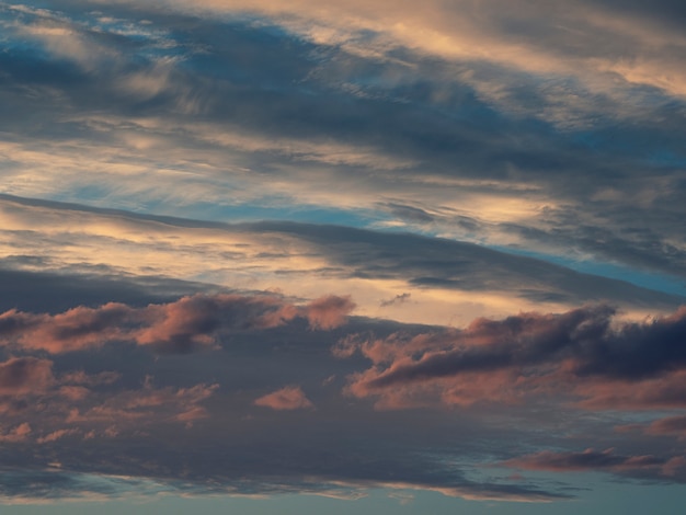 Dramatyczny zachód słońca z błękitem nieba i chmur o zmierzchu.