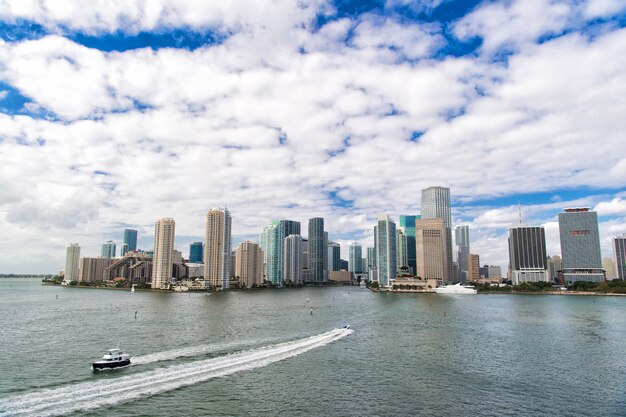 Drapacze chmur i lazurowa woda oceanu. Musisz zobaczyć atrakcje. Miami ma nabrzeże Oceanu Atlantyckiego z przystaniami. Downtown Miami to miejskie centrum miasta oparte na Central Business District of Miami.