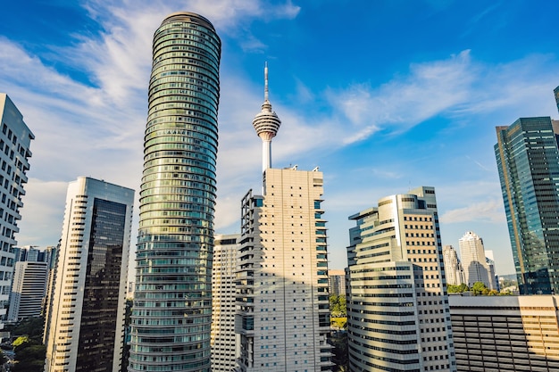 Drapacze chmur w panoramie centrum Kuala Lumpur w Malezji