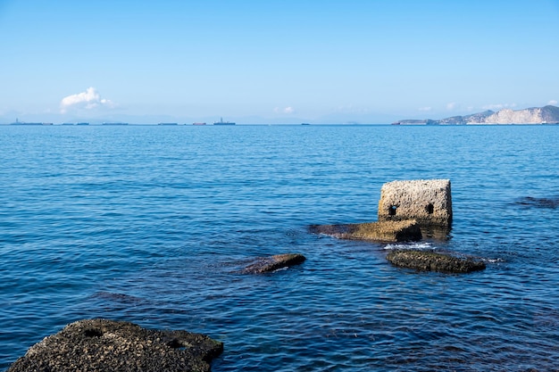 Drapetsona stary port Pireus Grecja Stare struktury kamiennych pachołków cumowniczych na morzu