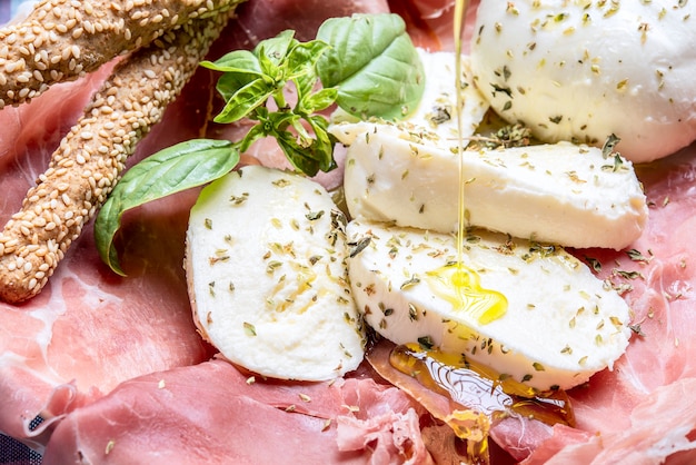 Dressing na oleju typowa włoska sałatka caprese z surową szynką parmeńską i serem mozzarella