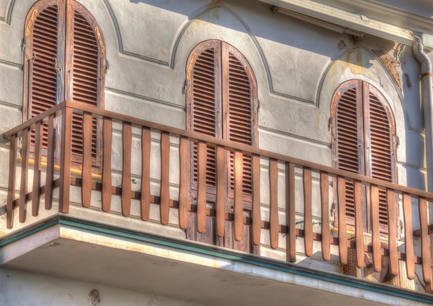 Drewniana Balustrada Na Starym Balkonie Przetworzona W Celu Uzyskania Efektu Mapowania Tonów Hdr