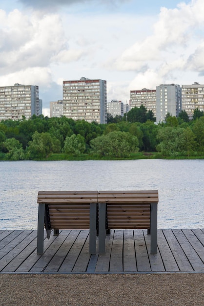 Drewniana betonowa ławka w parku