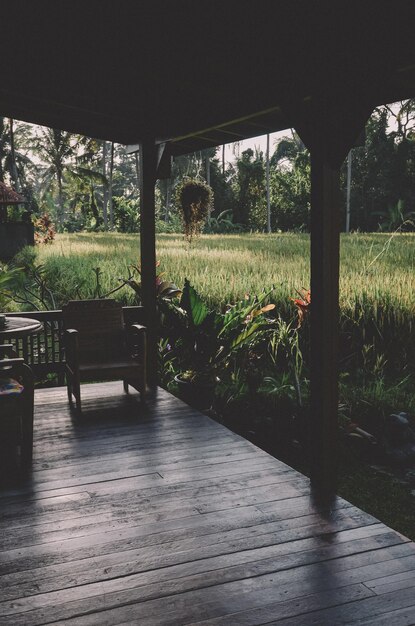 Zdjęcie drewniana chatka z widokiem na pola ryżowe w ubud bali w indonezji