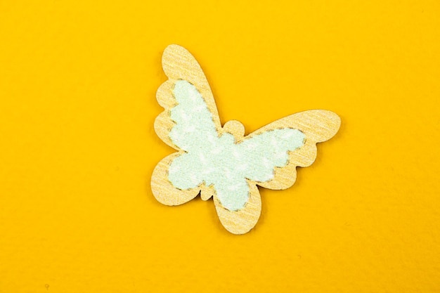 Drewniana dekoracja motyla, koncepcja płaskiej wiosny w tle