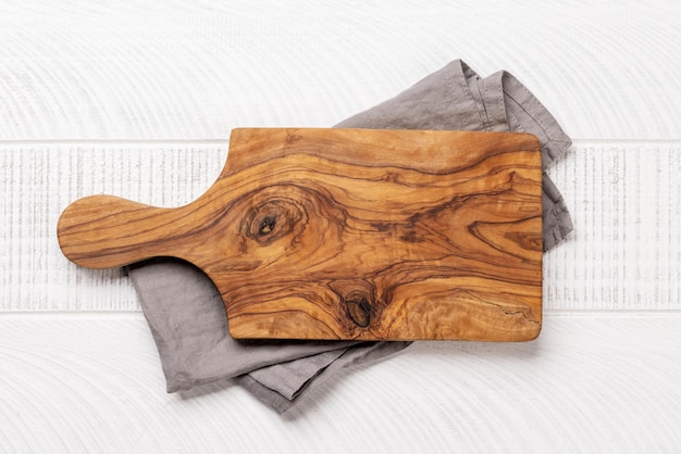 Drewniana deska do krojenia i ręcznik kuchenny