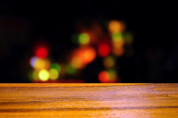 Drewniana Deska Pusty Stół Przed Kolorowym światłem Bokeh W Nocy