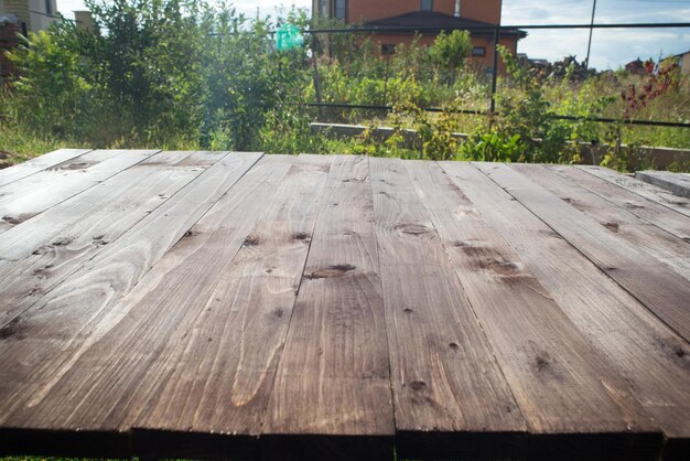 Drewniana deska pusty stół przed rozmytym tłem Perspektywiczny stół z drewna