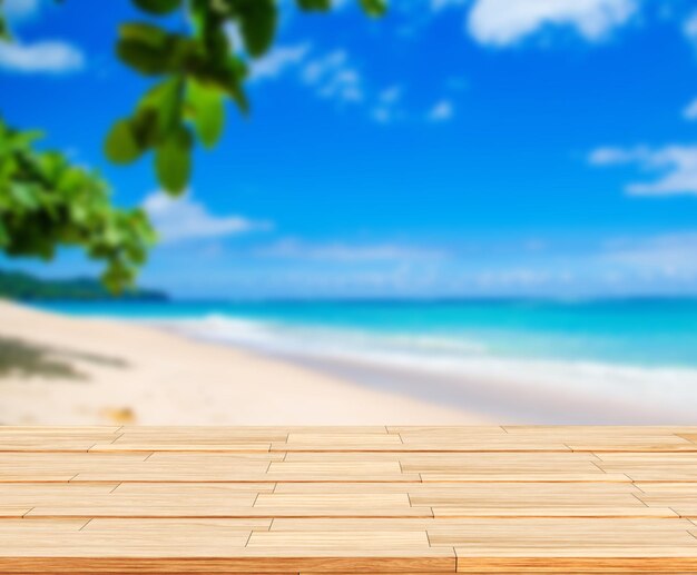 Zdjęcie drewniana deska z niewyraźnym tłem na plaży