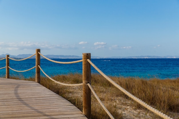 Drewniana Droga Z Desek U Wybrzeży Formentery, Hiszpania, Morze śródziemne.