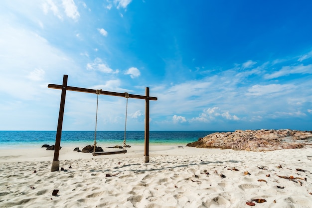 Drewniana Huśtawka Na Plaży Na Wyspie Koh Munnork, Rayong, Tajlandia