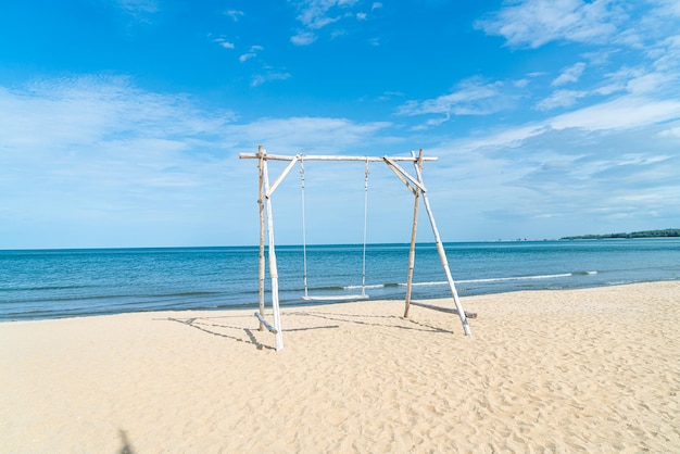 Drewniana huśtawka na plaży