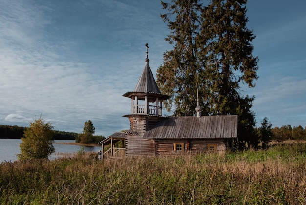 Drewniana kaplica Kosmy i Damiana we wsi Uzkie w Zaonezhie na półwyspie Onega Karelia, Rosja