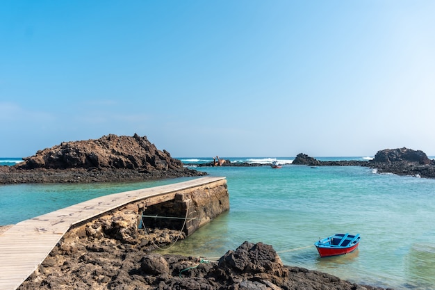 Drewniana kładka El Puertito na Isla de Lobos, obok północnego wybrzeża wyspy Fuerteventura, Wyspy Kanaryjskie. Hiszpania