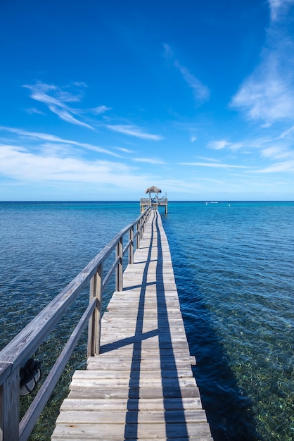 Drewniana kładka nad Morzem Karaibskim na wyspie Roatan. Honduras