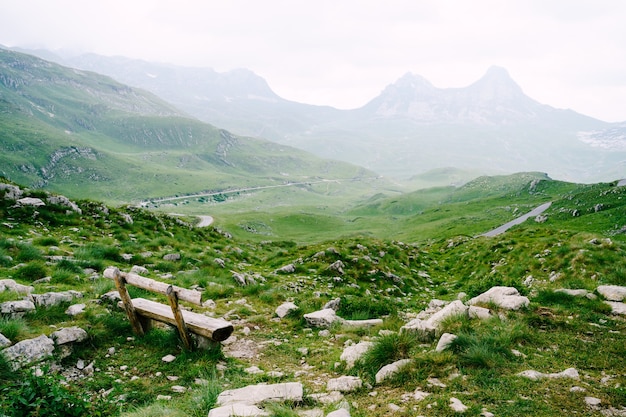 Drewniana ławka w górach Czarnogóry w Parku Narodowym Durmitor, Przełęcz Sedlo