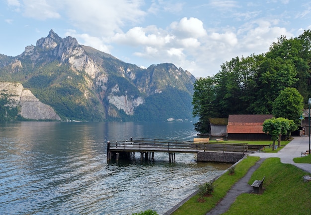 Drewniana ławka w pobliżu letniego jeziora Traunsee (Traunkirchen, Austria).