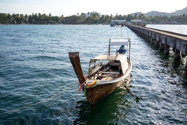 Drewniana łódź na pięknej scenerii długiego molo w tle w ciągu dnia