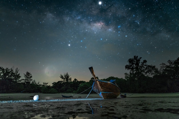 Drewniana łódź Na Plaży Przy Nocą