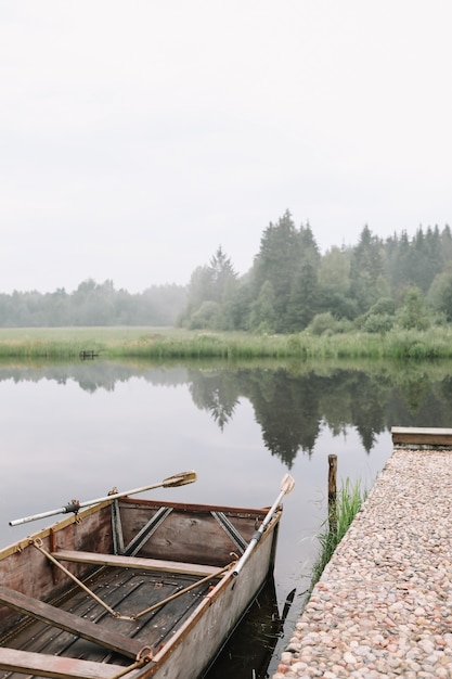 Drewniana łódź przy molo nad jeziorem