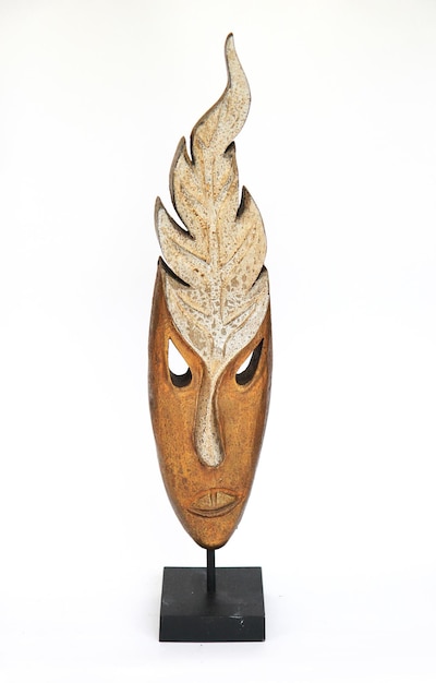 Drewniana maska w kształcie liścia na białym tle