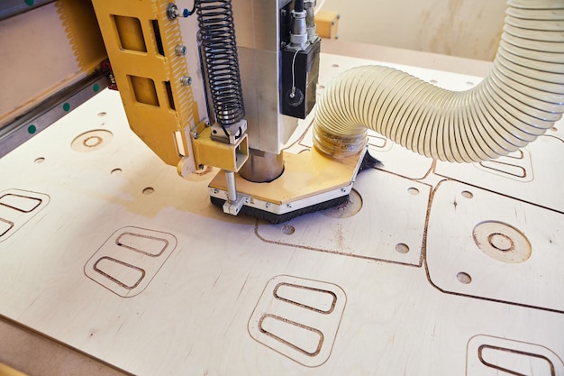 Drewniana maszyna CNC w pracy Urządzenie sterowane numerycznie Przemysł drzewny
