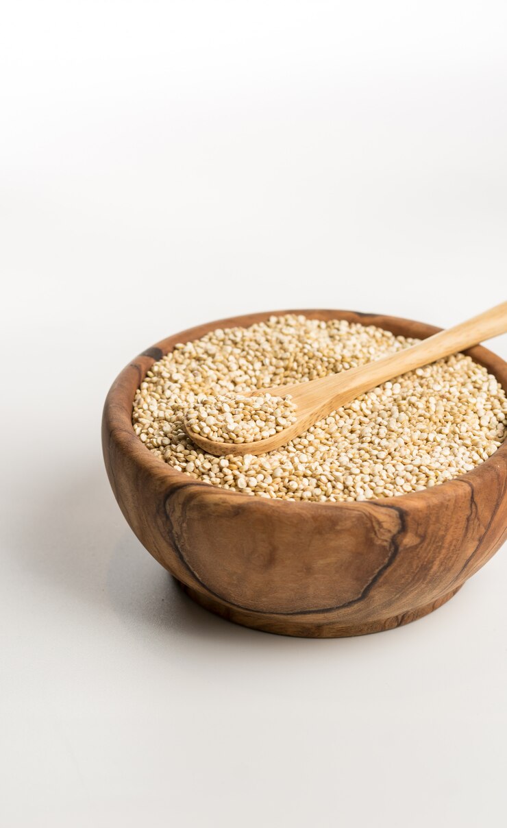 Drewniana miska pełna quinoa.