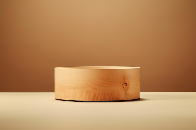Drewniana piła o kształcie okrągłego cylindra do prezentacji produktu Ekologiczny minimalizm na beżowym tle