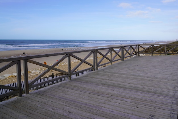 Drewniana plaża pontonowa Lacanau Ocean w centrum miasta Francja